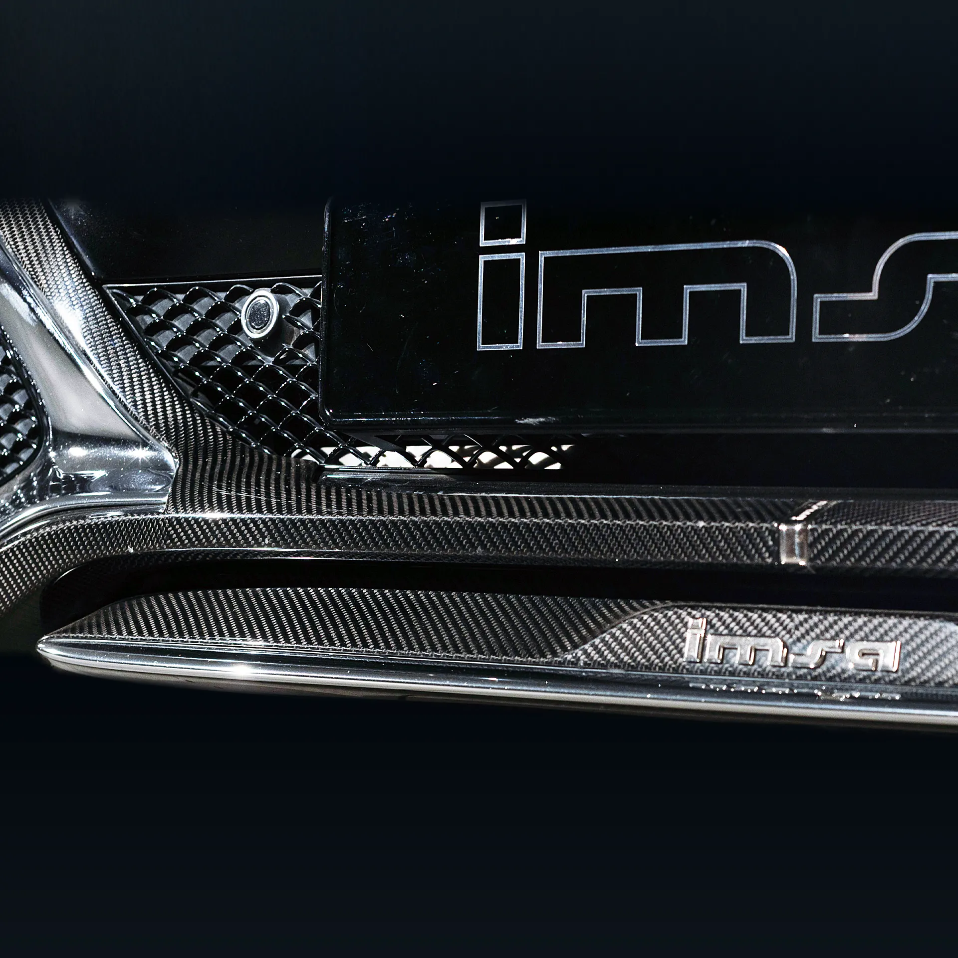 Präzise geführte IMSA Frontlippe als definierte Unterkante
